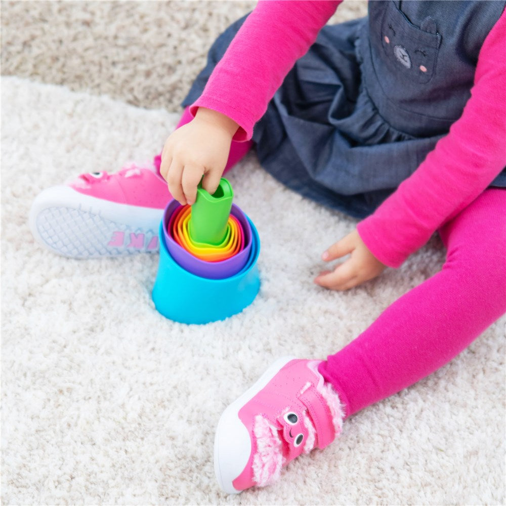 Child playing with Fat Brain Toys - SpiroKu